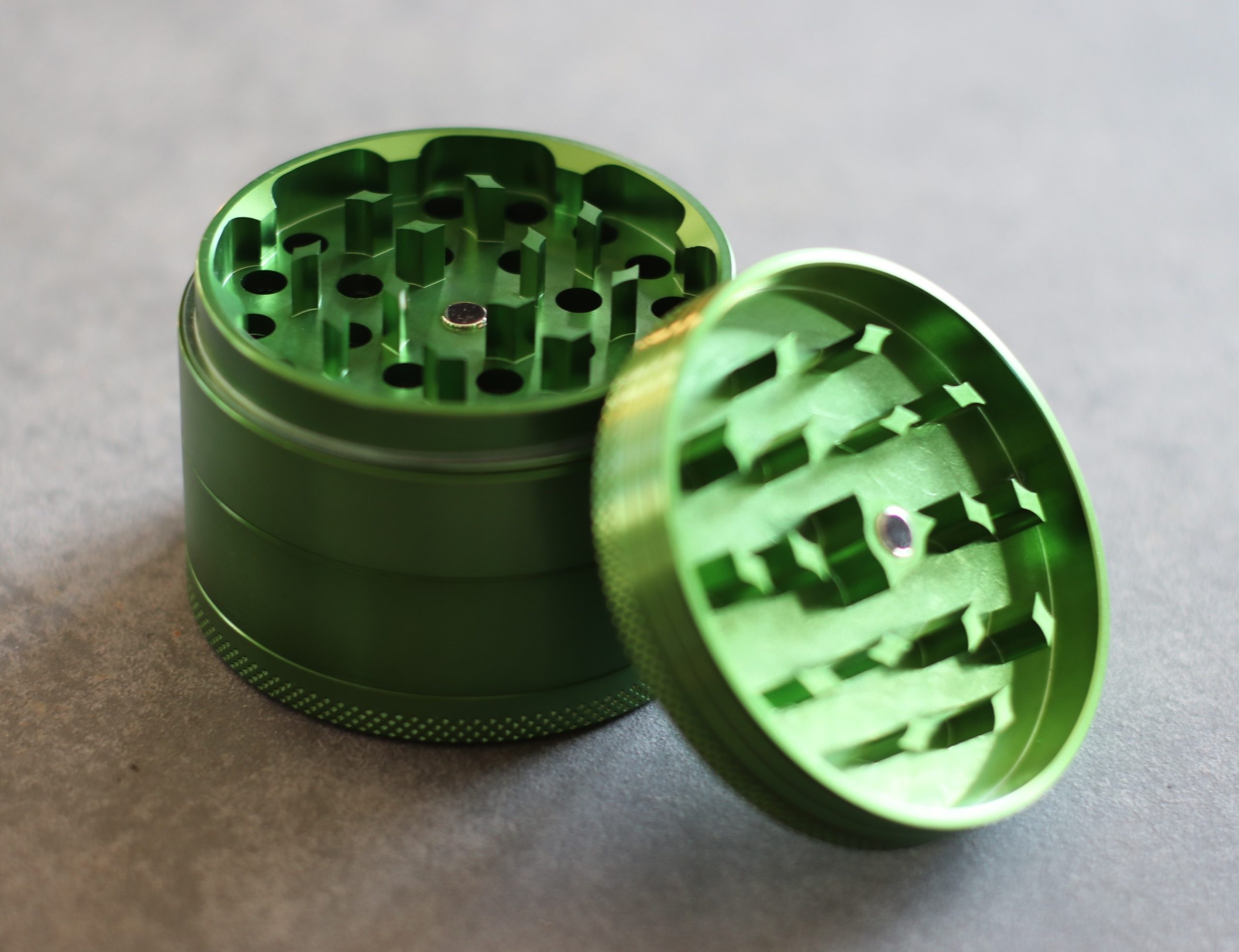 PRO 420 Green Gift Pack- Herb Grinder & Glass Pipe-Great Gift for Smokers - Green 2.5' 4 piece Herb Grinder